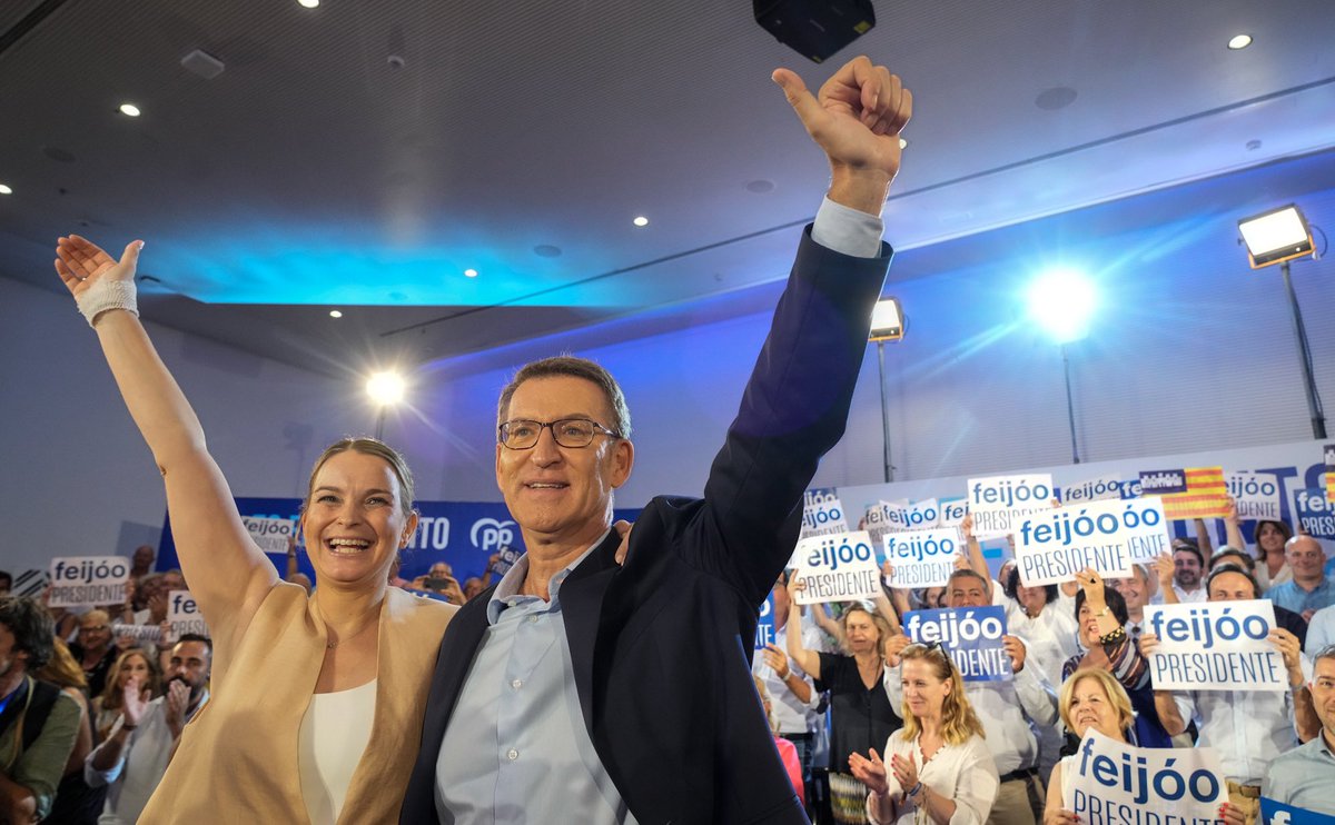 NunezFeijoo's tweet photo. 🗳 El #23J se vota bloqueo o Gobierno.
🗳 Sanchismo o cambio.
🗳 Peajes para formar Gobierno o un Gobierno de mayorías.

🔵 #VotaPP para poner fin al sanchismo y tener un Gobierno fuerte, que sólo se deba a los intereses de los españoles.

#SomosLaSolución https://t.co/eQdzGsiLZl