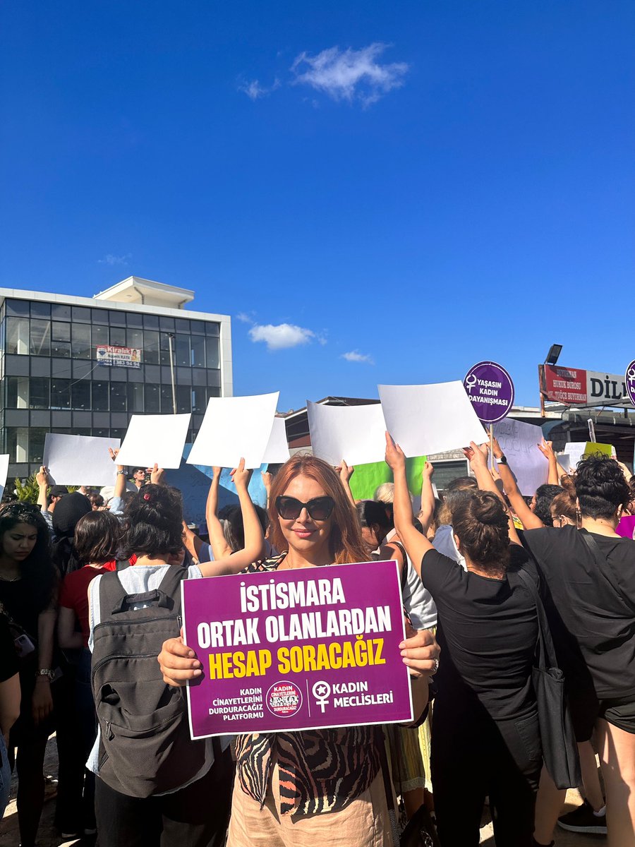 sonmez_sumer's tweet photo. Dün, 6 yaşında babası tarafından evlendirilen, H.K.G’nin babasına açmış olduğu davada,destekçisi olarak Kartal Anadolu Adliyesindeydik. Babası, İsmailağa Cemaatine bağlı, Hiranur Vakfı kurucusu Yusuf Ziya Gümüşel’e açılan dava tekrar ileri bir tarihe ertelendi. Takipçisiyiz. https://t.co/WOIxxKGLjN