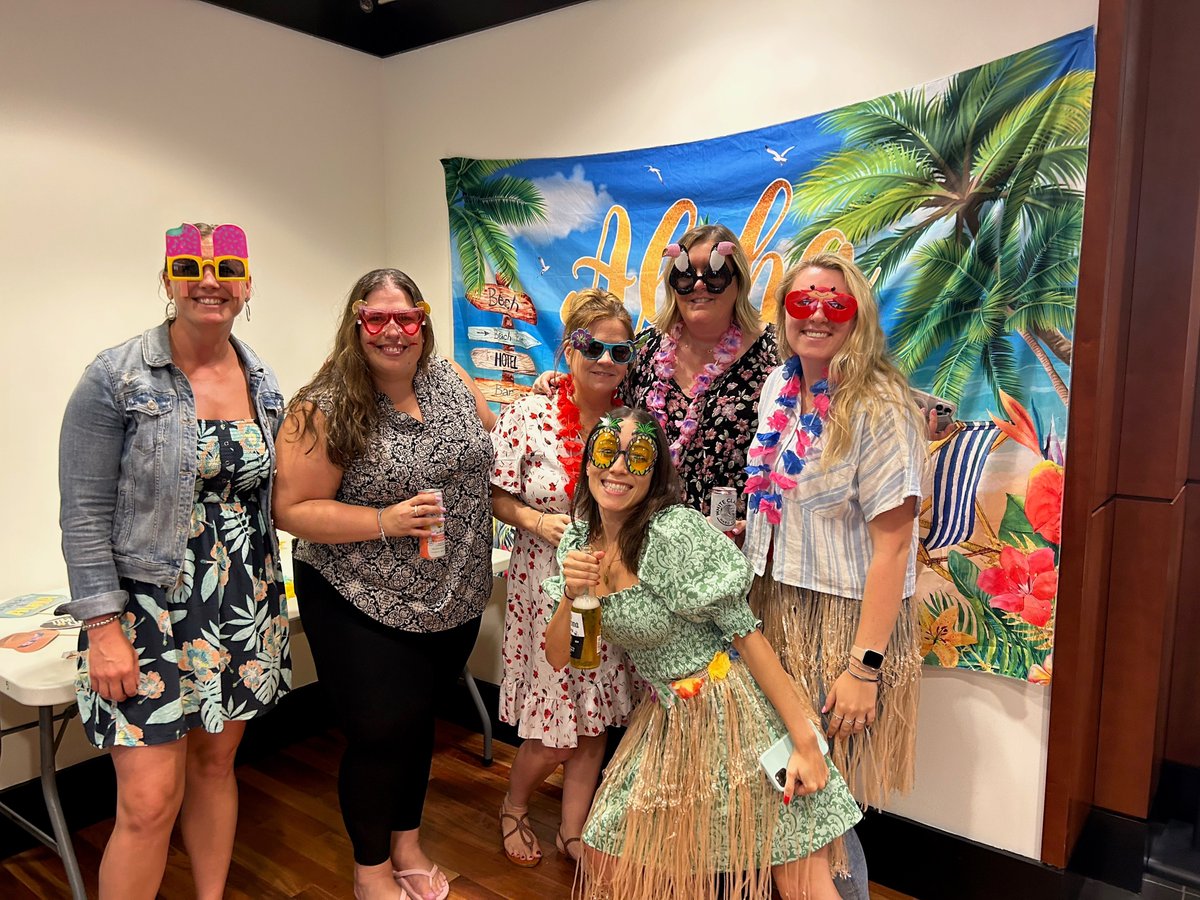 APISOURCE's tweet image. Tropical vibes, luau style!🌴

#LuauParty #gotbrand #gotswag #apisource