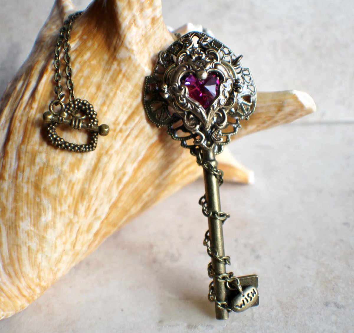charsfavorite's tweet image. Victorian Skeleton Key Pendant, Crystal Heart Key Pendant, Fantasy Key, Goth Key Necklace, Heart Jewlery tuppu.net/30d21c91 #Etsy #Charsfavoritethings #SkeletonKey