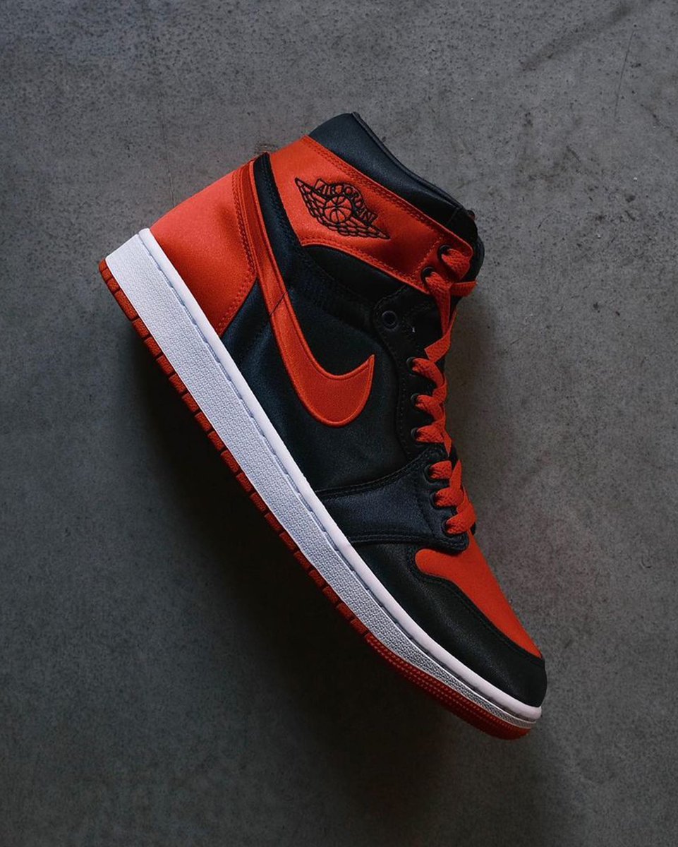JustFreshKicks's tweet photo. New photos of the Air Jordan 1 High OG “Satin Bred” 🌹 https://t.co/LMmhBjsxp2 https://t.co/RHJnOcIRf0