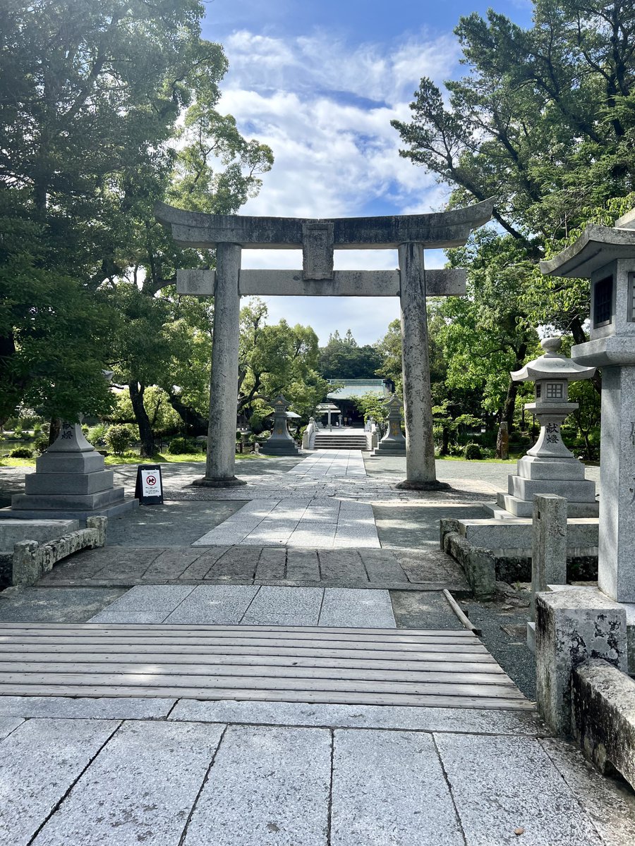 t0myuma's tweet photo. 相方と朝から宗像大社と宮地嶽神社参拝して清らかな空気吸えて気持ちよかったし、野菜たっぷりなランチも美味しかった〜🥰
今の時期曇ってるくらいがちょうどいいな…！直射日光が当たると痛いくらいでヤバかった #ymtrip https://t.co/OJuC7DiWpN