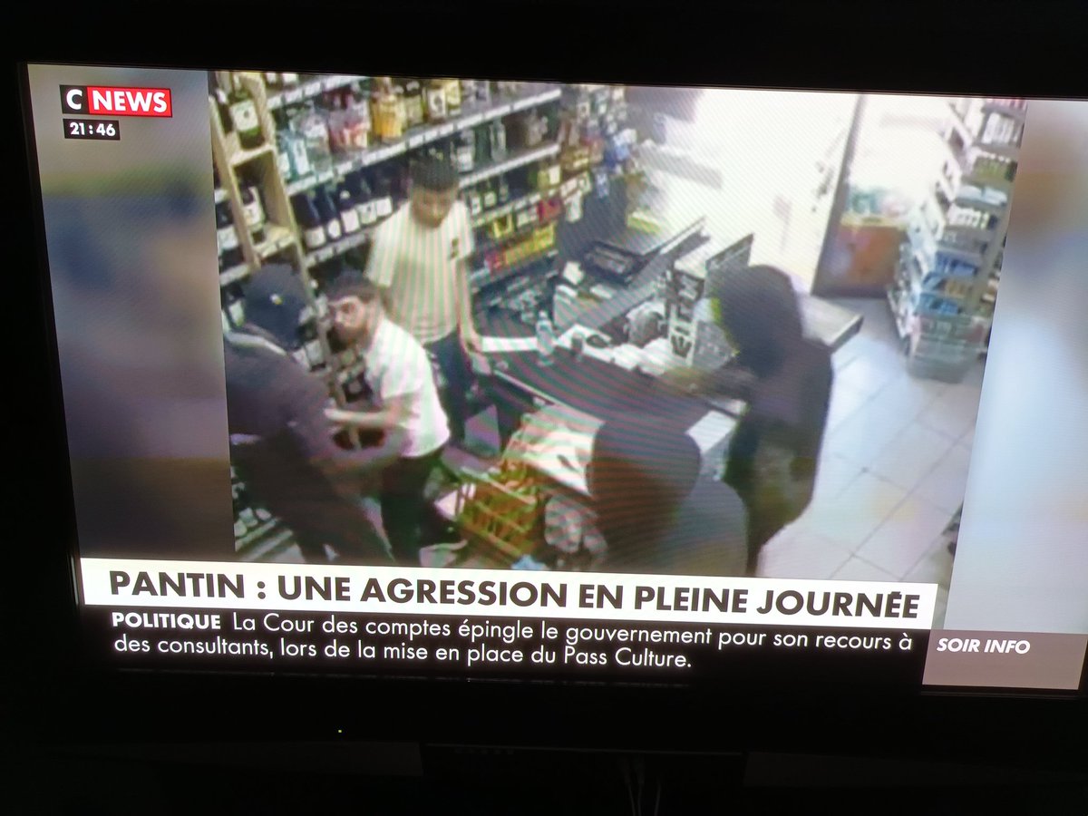 glaba18's tweet image. Les 3 racailles sont inculpées de racket et vol en bande organisée !
Mais ils sont relaxés par le tribunal de Bobigny pour absence de preuves bien qu'ils aient été reconnus sur les bandes vidéos !
Quel pays !