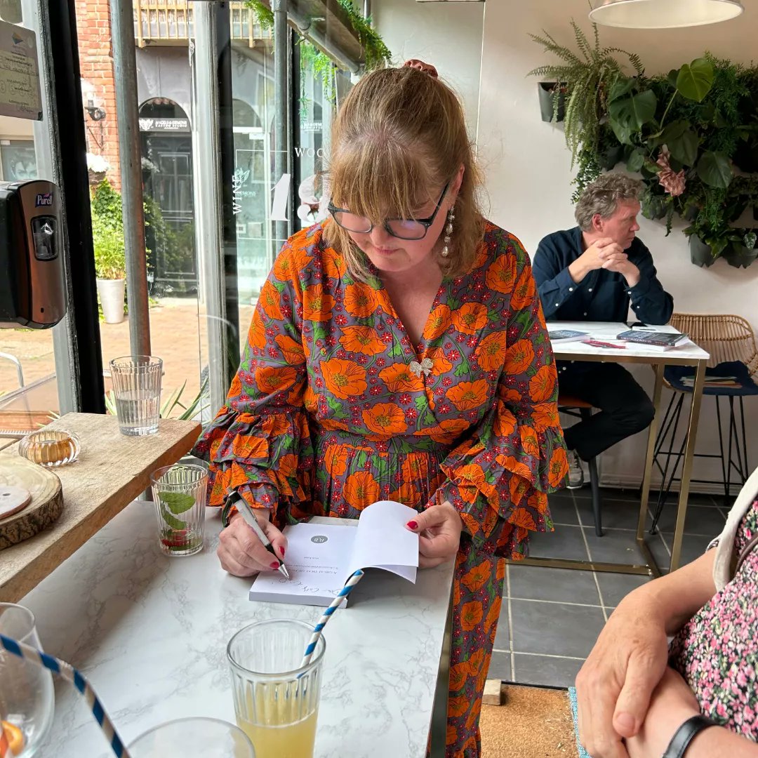 Ruthleighwrites's tweet photo. Dress by @joanieclothing. Book by @Ruthleighwrites @ResoluteBooks #jaff #austen #austenesque #prideandprejudice #austenvariations #booklaunch https://t.co/YV6GgxGVtd