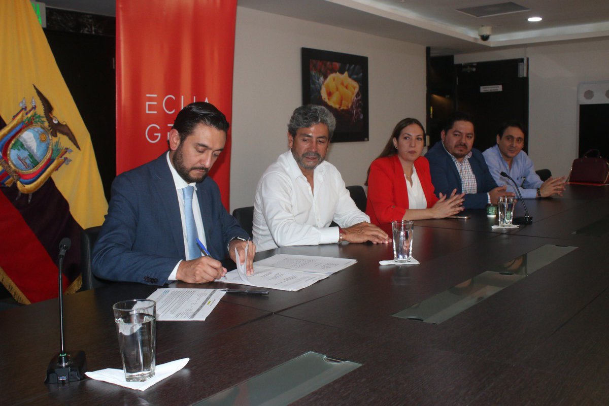 Produccion_Ecu's tweet photo. 💰🇪🇨 ¡El sector de la construcción invierte! 
La empresa #Ferremundo firmó un nuevo contrato de inversión por más de USD 3 millones, para la implementación de una planta productora de láminas de gypsum. https://t.co/8nqdX4byYz