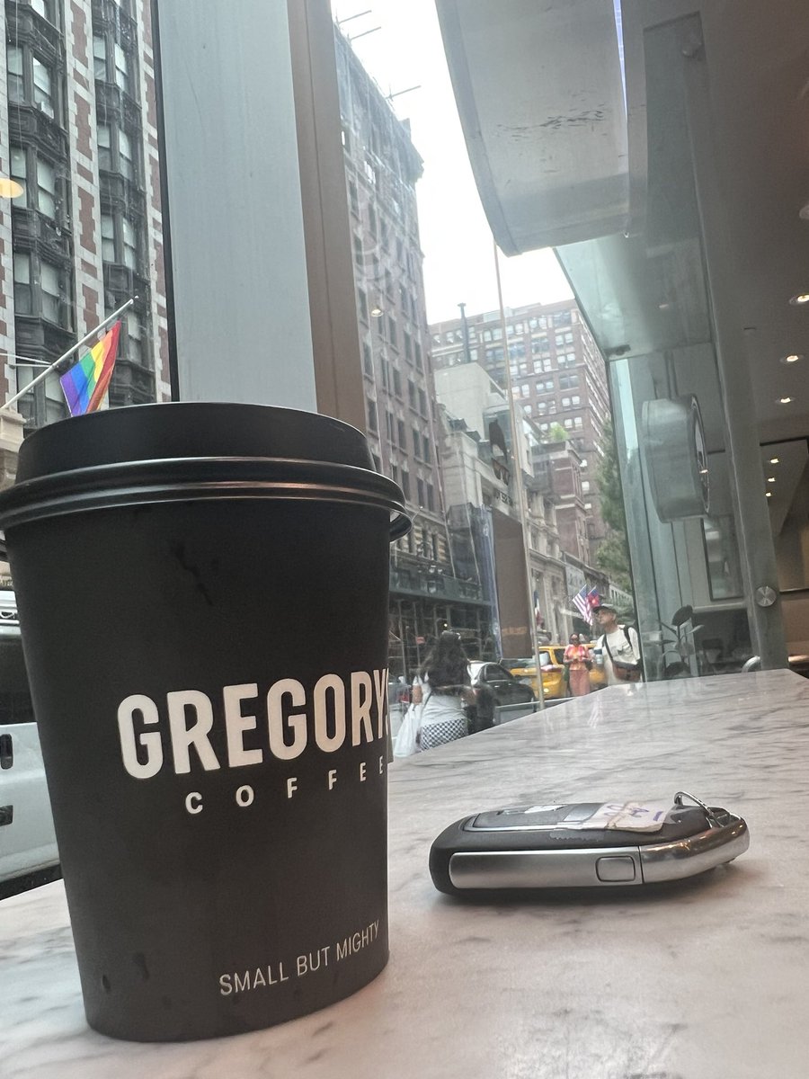 joselitonyc's tweet photo. Muchas horas de trabajo en esta chiripa ,
Hora exacta para un café
#Gregorys #nyc https://t.co/Yc7EL155Fo