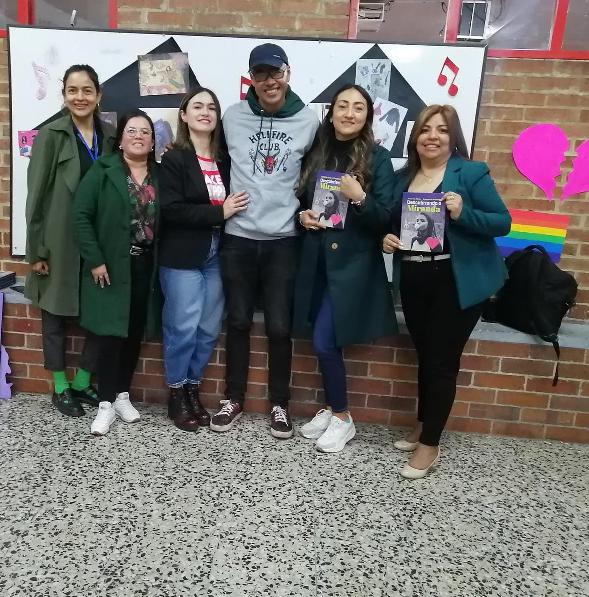 💭En el marco del proyecto "Nuestro cuento es leer”, de la biblioteca escolar del Colegio Fabio Lozano Simonelli, hoy contó con la visita de los autores Antonio Ortiz y Giovanna Zuluaga, escritores del libro "Descubriendo a Miranda". 📚📖