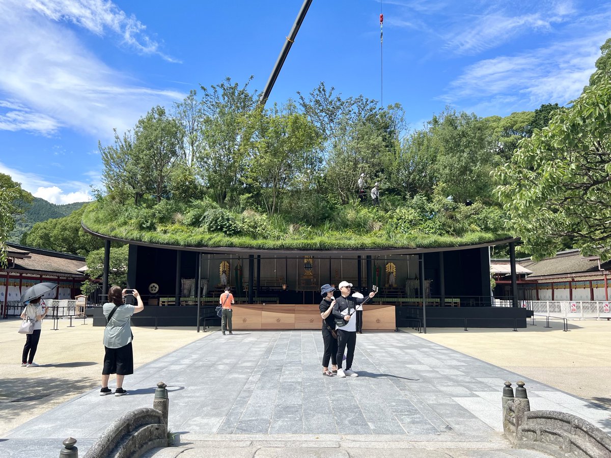 t0myuma's tweet photo. ランチの後は仮殿になってから初めて、ワーホリ前に来たぶりに太宰府天満宮にお参りして、大正ロマン的な映え店内でチョコレートショップのチョコがかかった梅ヶ枝餅相方と二種類半分こずつして食べた〜美味😋
そして近くの竈門神社も参ってきた〜ちょっと高いとこにあって景色綺麗だった✨ #ymtrip https://t.co/djL4OiDa3f