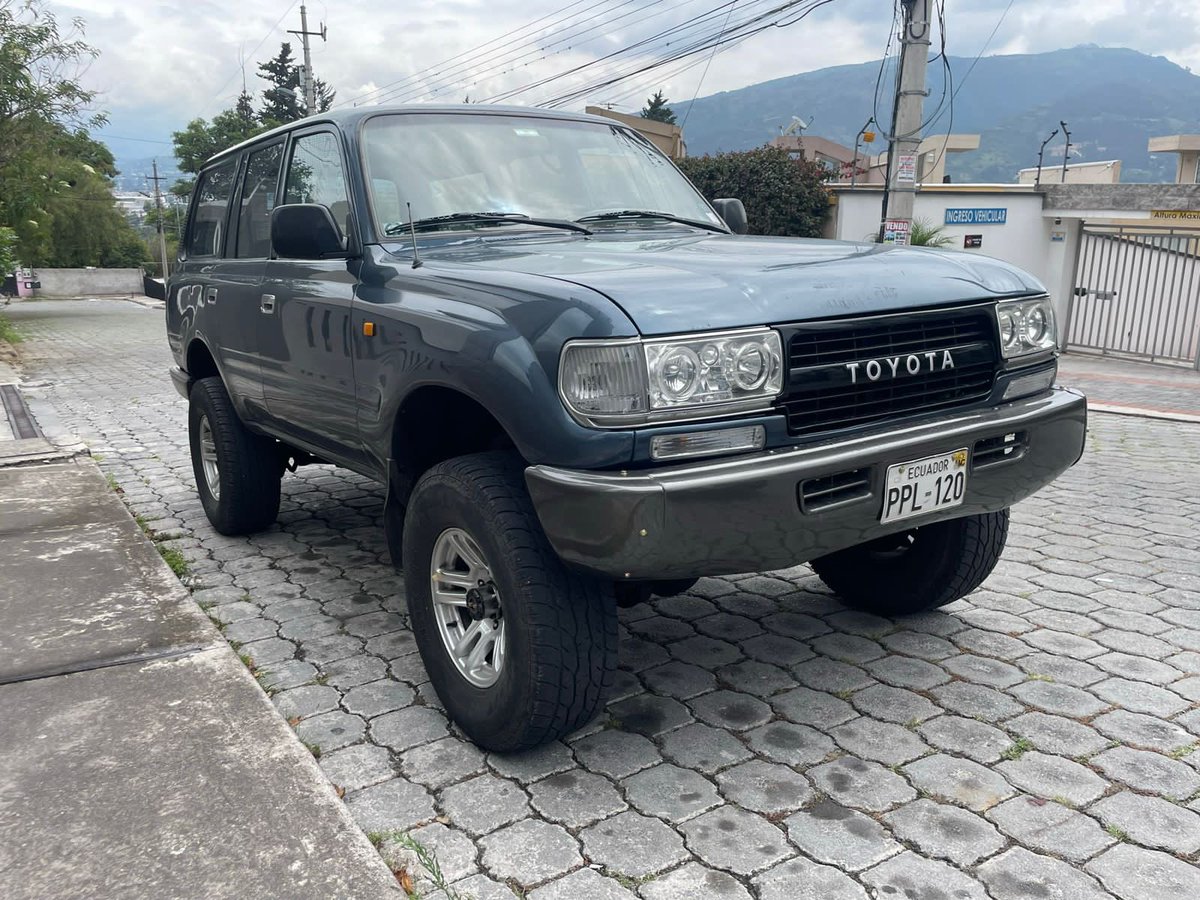juanmaguirre1's tweet photo. 🆘 🆘 acaban de robar este vehículo en el sector de cumbaya , edificio YOO , hace 40 minutos . Dale RT🙏🙏 @PoliciaEcuador @CapiZapataEC @ECU911Quito @munecamarce @LoroHomero https://t.co/ArqNxjb2os