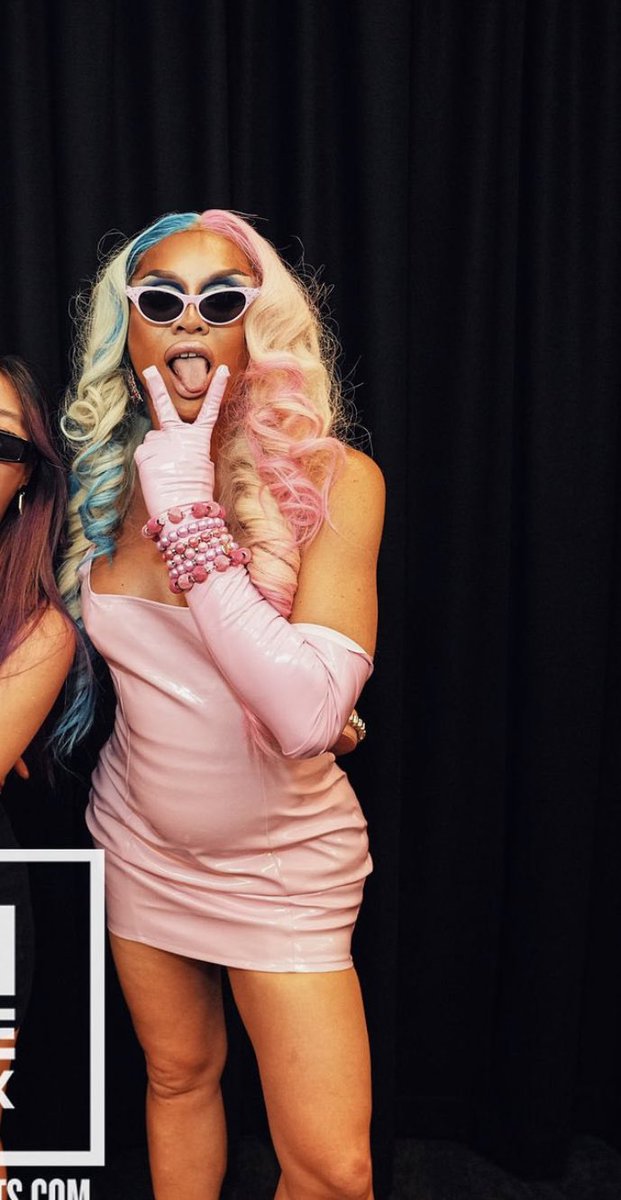 devymb1's tweet image. she’s for the lesbians and she knows exactly what she’s doing