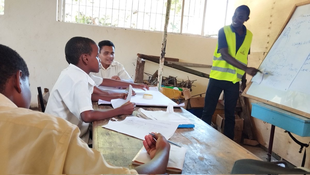 cefresa_ke's tweet photo. Our SCAC facilitators doing what they love doing most at Shaddai and Miyaz Intergrated School. Its all about #ClimateEducation.

#SCAC #climatechange #ClimateAction #ClimateActionNow #LeadToSaveNature https://t.co/tM4Oas3t2Y