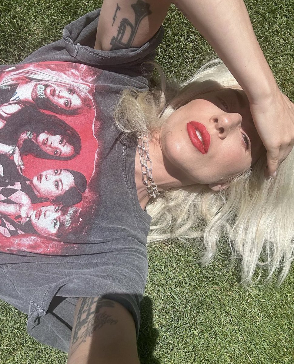 PopCrave's tweet photo. Lady Gaga reps #BLACKPINK shirt in newly shared photo. 🖤🩷 https://t.co/BfyxGBIQ2k