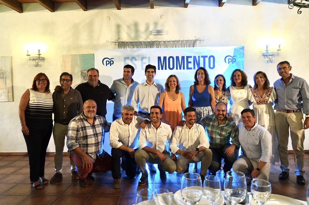 FranSantosCoin's tweet photo. 🔵 Juntos vamos a hacer que @NunezFeijoo sea el próximo presidente de España. A partir de este próximo 23 de julio. Es muy importante que acudamos en masa a votar al @ppopular para que España gire hacia el crecimiento, desarrollo, estabilidad y credibilidad #EsElMomento https://t.co/ix19Kd3w8X