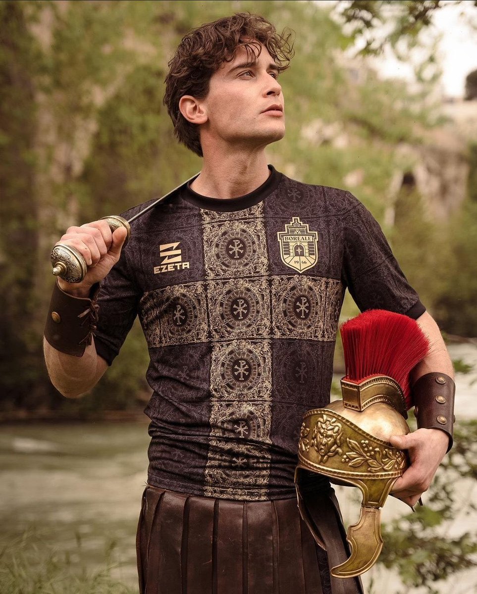 lacarabfutbol_'s tweet photo. BRUTALES las nuevas equipaciones del Boreale ASD diseñadas por @ezetadesign. 

📌Están inspiradas en la histórica batalla del Puente Milvio de Roma donde Constantino venció a Majentio. https://t.co/cMTN20YkpU