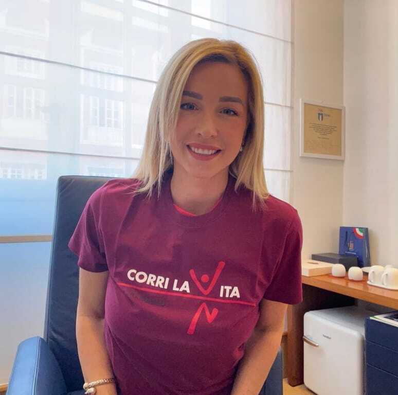 .<a href="/GranoSSalis/">Silvia Salis</a>, ex #atleta azzurra del lancio al 
martello, #vincitrice di dieci titoli italiani e dal 2021 Vice 
Presidente Vicario <a href="/Coninews/">CONI</a> con la t-shirt  
#CORRILAVITA2023! La nuova maglia dal 1 settembre sarà nei i punti di distribuzione e online su corrilavita.it