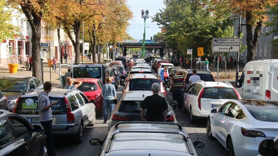 Ich komme vom Land, ich weiß, dass die Abschaffung des Autos eine schwierige Sache ist.
Aber jetzt lebe ich in der Stadt und kann sagen: Die Rückeroberung des städtischen Raums für Menschen anstatt Blechkisten ist ein absoluter No-Brainer.