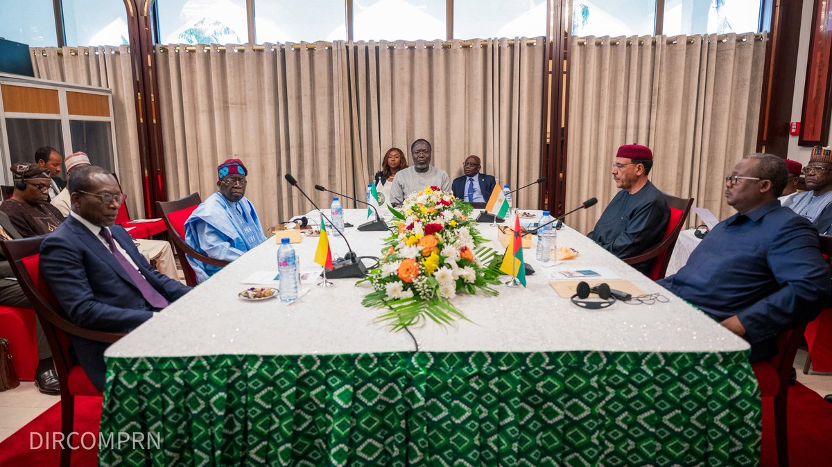 Le Président de la République, SEM <a href="/mohamedbazoum/">Mohamed Bazoum</a>, était ce matin à Abuja au Nigeria, en compagnie de ses pairs du Bénin et de la Guinée Bissau, où ils ont tenu un mini Sommet sous la Présidence de S.E.M <a href="/officialABAT/">Bola Ahmed Tinubu</a>, Président du Nigeria et Président en exercice de la CEDEAO.