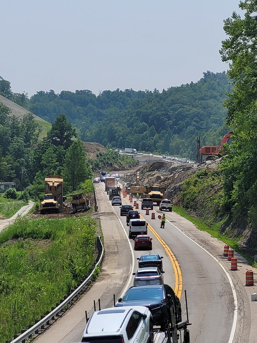 JoeClarkNWS's tweet photo. Photo courtesy of Corey Cravens: There has been a rockslide on  the Mountain Parkway near the Cow Creek Overpass in Magoffin County. Also Magoffin Co 911 is reporting that US 460 is completely closed at Ivy Point due to rockslide @nwsjacksonky https://t.co/O0gWaTEpLQ