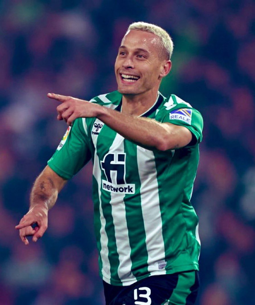 ElMagoBotas_'s tweet photo. Únicamente me salen palabras a de agradecimiento para Sergio Canales.

El que se metió entre ceja y ceja meter al Betis en Europa cuando nadie daba un duro por ello y lo consiguió. 

Y el que se metió entre ceja y ceja ganar la Copa del Rey y también lo consiguió.

El jugador con más responsabilidad en estos años de crecimiento del club.

Que te vaya bonito, @SergioCanales.