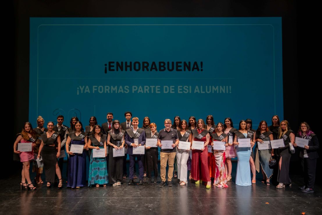 CyL Económica (@cyleconomica) on Twitter photo Los #alumnos de <a href="/esi_valladolid/">ESI Escuela Superior de Diseño Valladolid</a> celebran su acto de #graduación ow.ly/x8he50PeVHh #diseño #formación #prácticas #empleo #empresa Los #alumnos de <a href="/esi_valladolid/">ESI Escuela Superior de Diseño Valladolid</a> celebran su acto de #graduación ow.ly/x8he50PeVHh #diseño #formación #prácticas #empleo #empresa