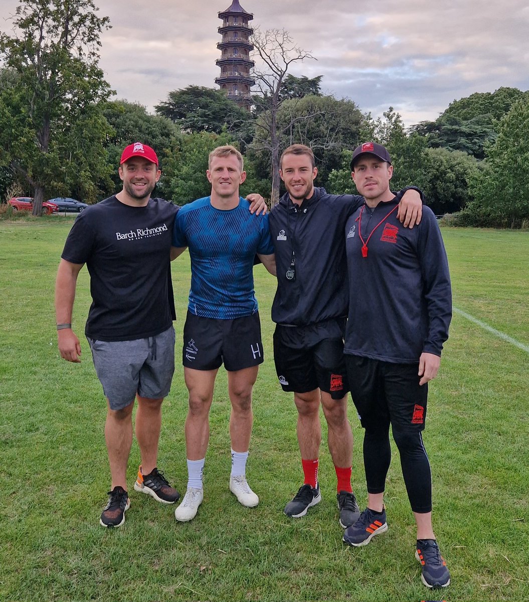 Class to be catching up with old Pals @Will_Tayls91 @CaiGriffiths @SShingler2667 and training with @LondonWelshRFC this evening 🙌🔥 Thanks for having me join in lads 👊 always a pleasure catching up with you #therugbytrainer