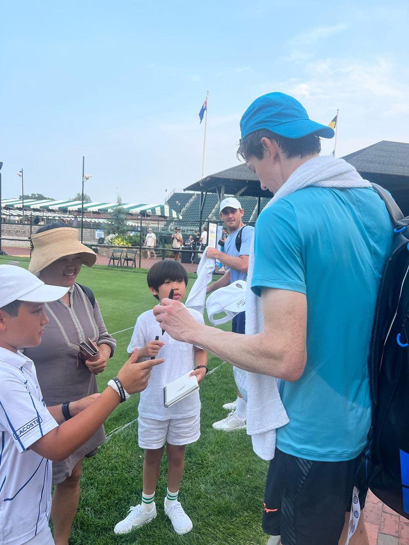 smithynators's tweet image. We love this! @jpatsmith signing autographs after his &amp;amp; Rob&apos;s winning match yesterday in Newport ⭐🙂🙌
@TennisHalloFame #InfosysHallOfFameOpen
📸 credit: Zuck_Everlasting