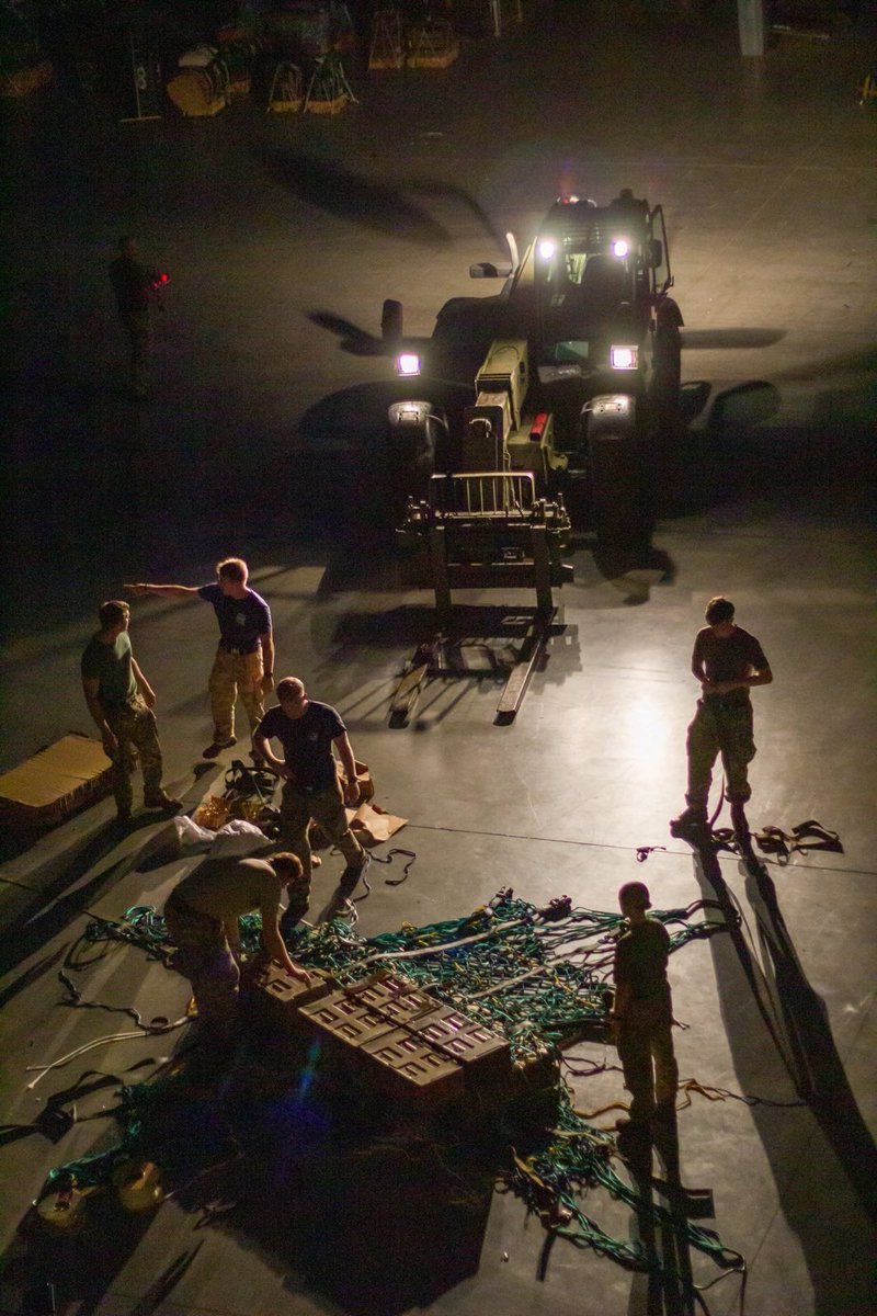 47 Air Despatch Sqn have been honing their skills on Ex DAKOTA DUSK. Operating at night to rig unusual and loads for air drop before transitioning to extraction and recovery refresher training in a downed-aircraft scenario 🔴⚫️ #alwaysready #anywhere @16airassaultbrigade