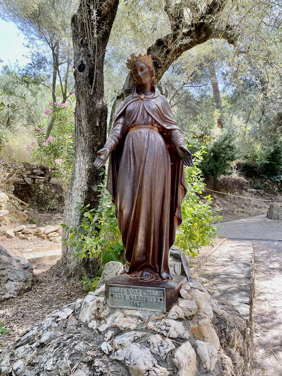 SergioEsquerra's tweet photo. Tuve el privilegio de estar en Casa de la Virgen María, ubicada a las afueras de Éfeso, Turquía. Donde por un donativo adquirí agua bendita en pequeños frascos.

Quiero obsequiar uno de esos frascos a alguien aquí en Twitter.

Solamente se me ocurre hacerlo mediante rifa.

Requisitos:

1. Rt.
2. Un comentario en este tuit, lo que sea, es solo para que no se nos vaya a pasar ningún participante.

La rifa será el martes 10 de agosto.