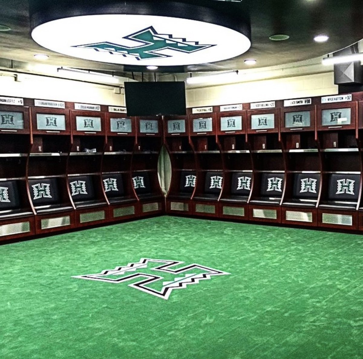 kzune24's tweet photo. LETS GO BOWS 🌈 https://t.co/LV86CXP5qk