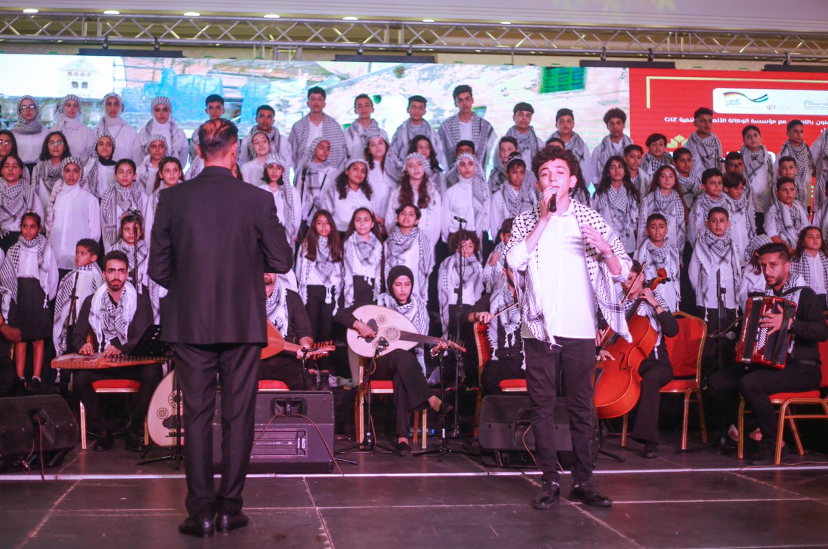 #Musicals from Al-Sununu Foundation for #culture organize a closing #ceremony for the children's #choir entitled "Enjoy your #life with #music". 
#Palestinians #PHOTOS #MiddleEastern #الموجة_الحارة 
 <a href="/giz_gmbh/">GIZ</a> #ولي_العهد
