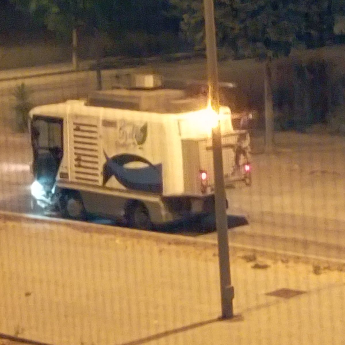 Japi32's tweet photo. Ideas del ayuntamiento de Jerez  @ciudadjerez , ponerse a limpiar a la hora de la siesta y a las 23 de la noche. https://t.co/DqTyX1LR9B
