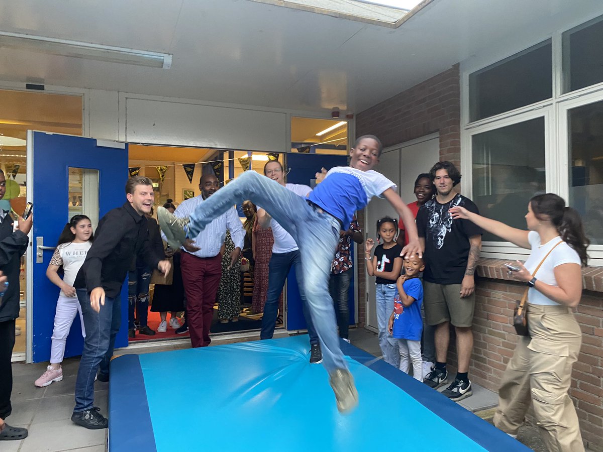 Wat een mooie avond was het op de <a href="/VanHouteschool/">Van Houteschool</a> Afscheid van onze schoolverlaters #groep8 Rode loper, optredens, speeches, handen vereeuwigd op onze vloer en uiteindelijk de school uitgegooid. We gaan jullie missen!