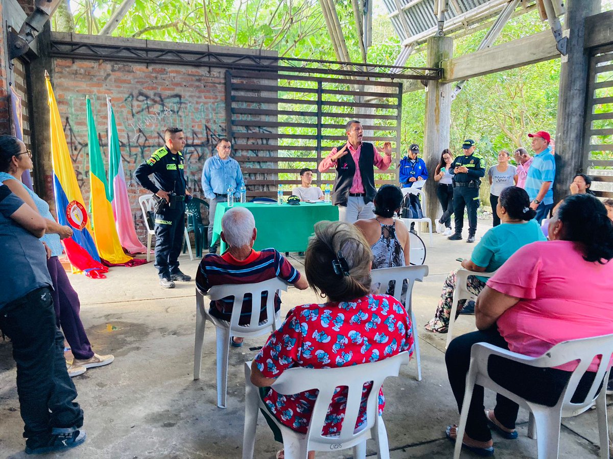 PersoneriaTeb's tweet photo. Personero Municipal en Consejo Comunitario Barrio Cantaro Aldea. haciendo propuestas representativas en favor de la comunidad https://t.co/LBKLEAm0EL