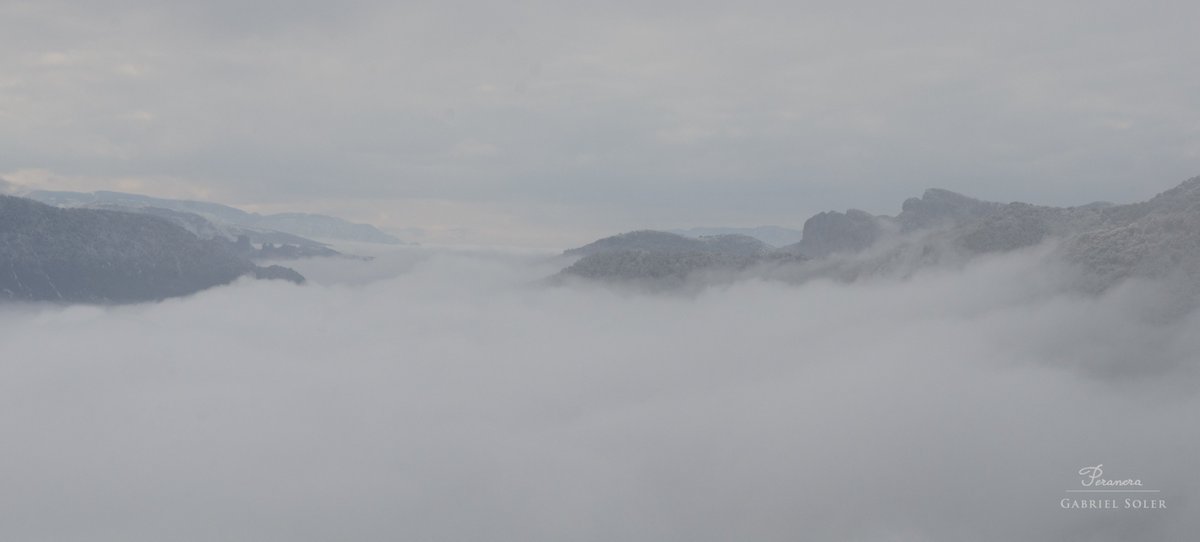 peranera's tweet photo. Diu la  #llegenda que la #geganta adormida es desperta en cas de perill per defensar la gent del #Pallars. Un dels punts on podeu veure la seva silueta formant la Serra de Peracalç és el poble d’Estac
#Georuta #mythology #nikon #Sigma #landscape #PallarsSobira #cat_images https://t.co/FQ7Qp0egDY