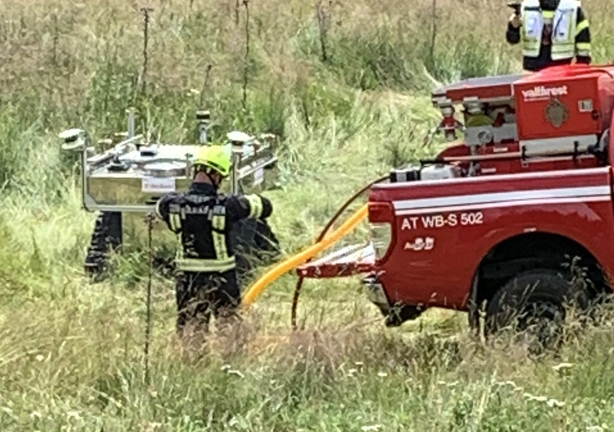 MichaelJanisc20's tweet photo. #Bundesheer AART23 Block I finished with projects demo. UAS providing real time geolocated thermal and daylight cam info to CP and troop in parallel - JR lead Kiras project KI-SecAssist. UGS providing muling bulk supply - TU Graz lead project Robonav. Perfect fire fighting.#ARWT https://t.co/NDK2qWcGQf
