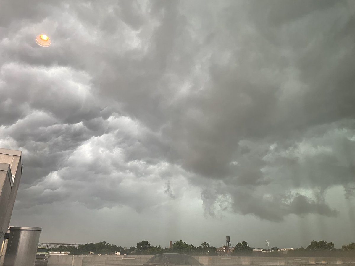 entropy629's tweet photo. @NashSevereWx Pretty ominous as the storm front rolled into Germantown and heading towards Downtown https://t.co/GhKDqNanWB