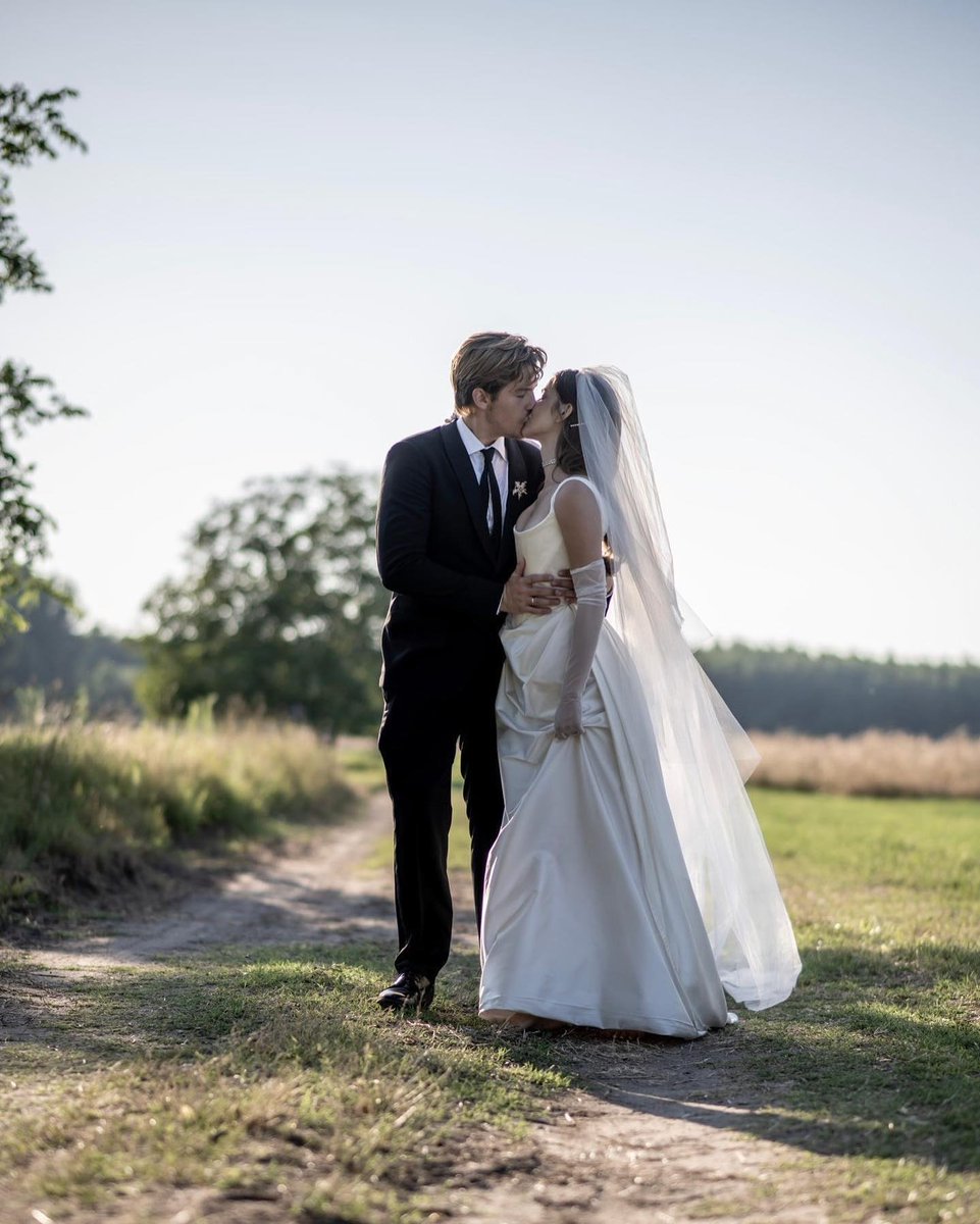 saintpaulwpa's tweet photo. Official wedding photos of Barbara Palvin and Dylan Sprouse by Vogue Weddings. https://t.co/yTD8wtVnc2