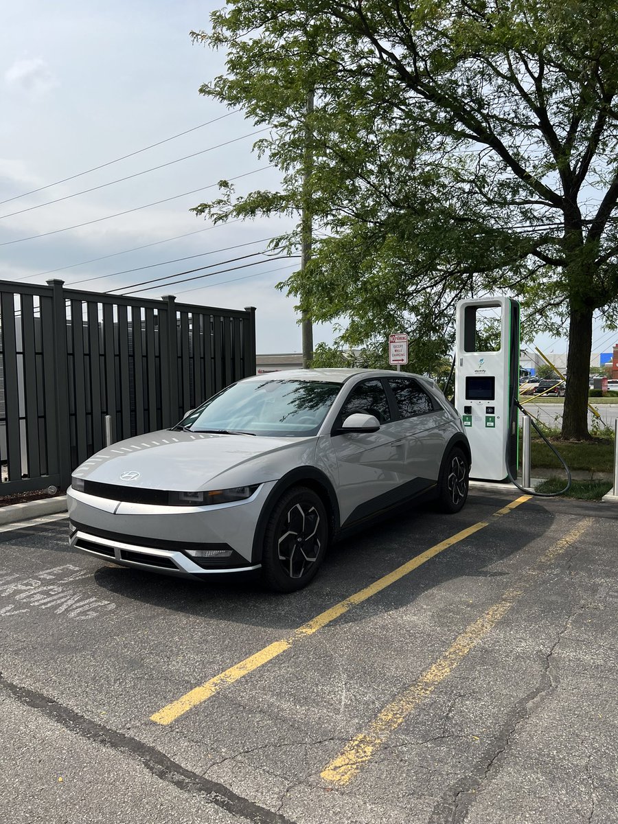 imgoldsworthy's tweet photo. But at my chiro appointments there’s free fast charging right down the street. At least over 2k miles for free 🙌 https://t.co/PZGr7b45BY