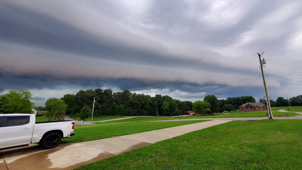 SUPERROOFINGLLC's tweet photo. @NashSevereWx From Sumner country near White House! #tspotter https://t.co/ioF69P1aUc