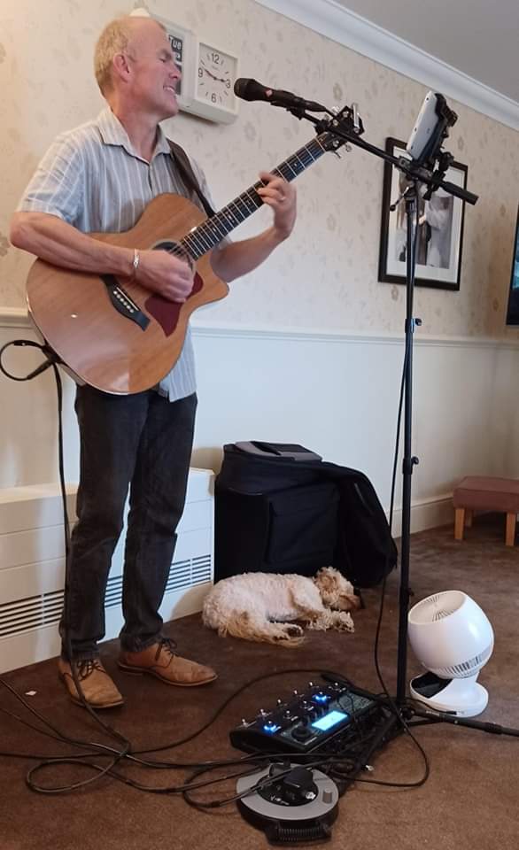 Back to playing at one of our regulars today, @AveryHealthcare (Aire View Care Home). Always a pleasure for me & Honey #carehomeactivities #dogtherapy