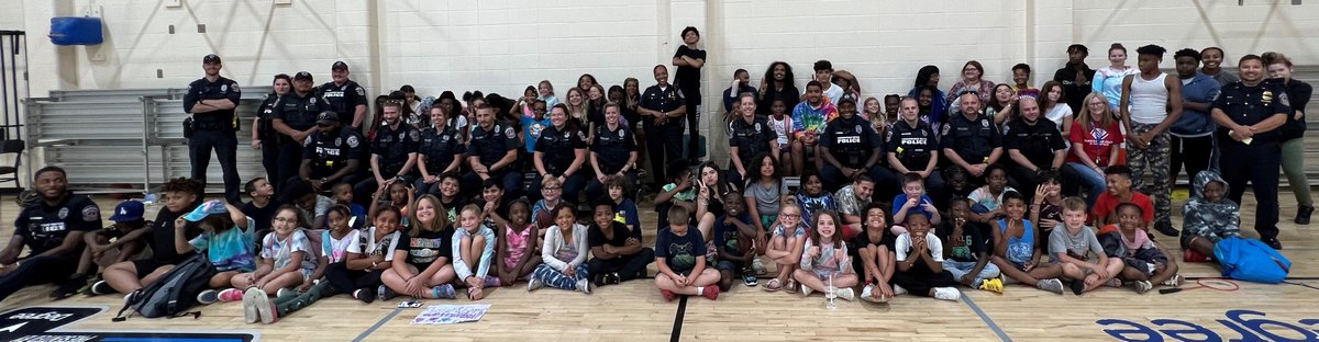 impdsouthwest's tweet photo. Southwest Middle Shift held a Mobile Roll Call at the Boys &amp; Girls Club - Legore Unit (5228 W Minnesota St) where pizza was provided to the children and staff, courtesy of the Indy Public Safety Foundation.

#SouthWestProud
#PathForward
#indypublicsafetyfoundation
#BGCIndy https://t.co/IZPX4wDLp4