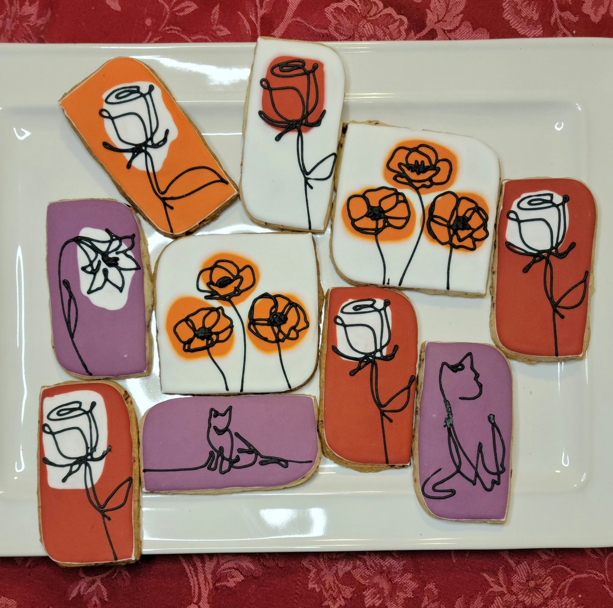m_m_chouinard's tweet photo. Tried a new cookie technique...lessons were learned 🤣😂🤣 #royalicingcookies #cookiedecorating https://t.co/dw2hlgqwyA