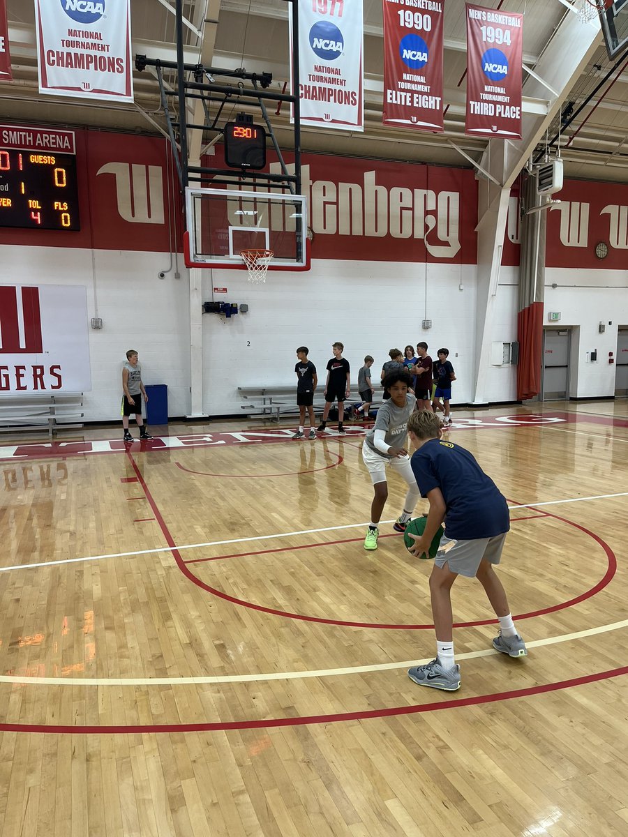 WittenbergHoops's tweet photo. 1 vs 1, 3 vs 3, and 5 vs 5 games.. working hard, competing, and getting better this afternoon at Tiger Youth Camp! 🐅#RunWittUs https://t.co/BIxhcQOuV6