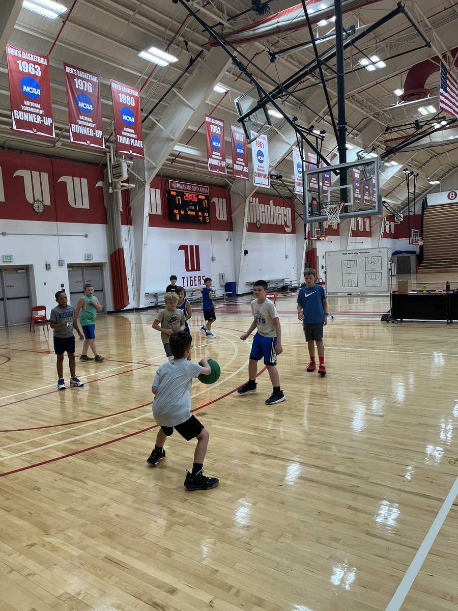 WittenbergHoops's tweet photo. 1 vs 1, 3 vs 3, and 5 vs 5 games.. working hard, competing, and getting better this afternoon at Tiger Youth Camp! 🐅#RunWittUs https://t.co/BIxhcQOuV6