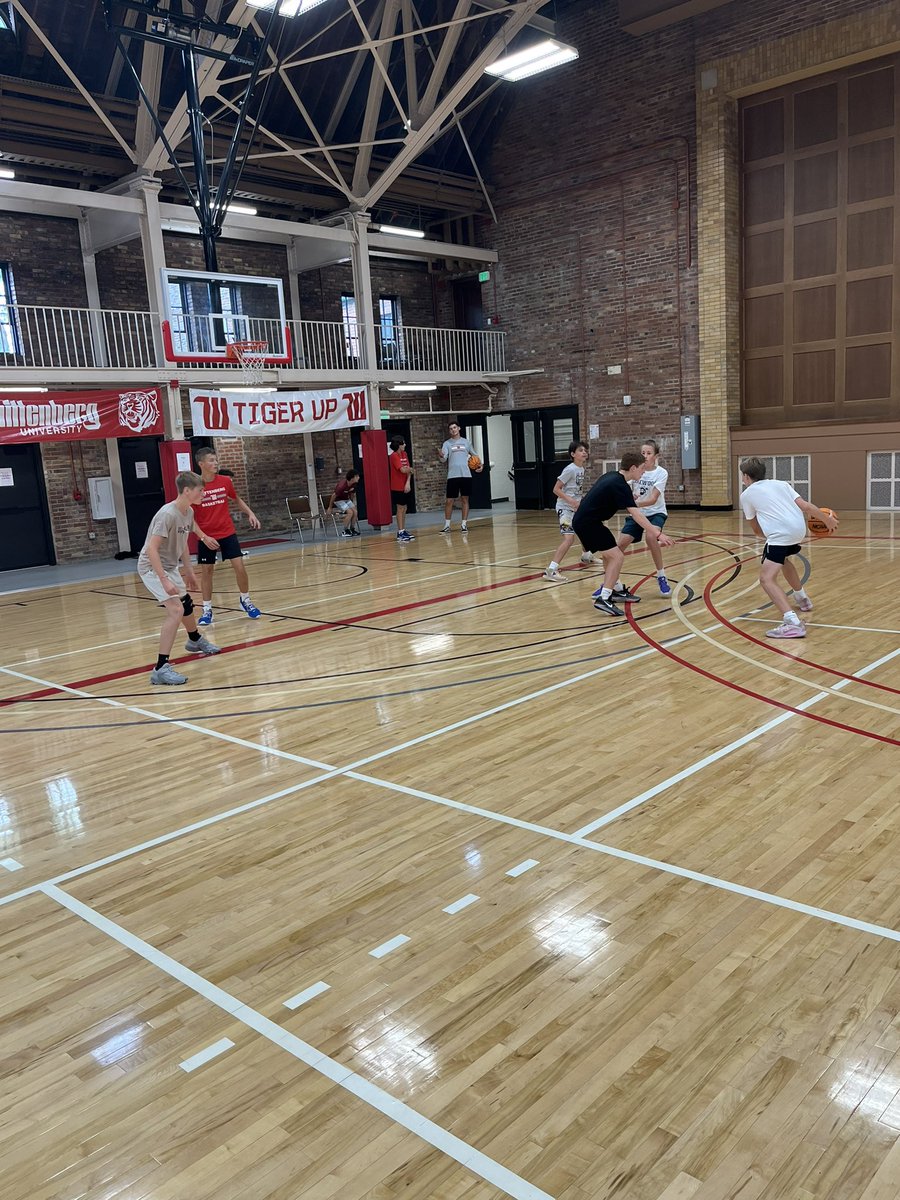 WittenbergHoops's tweet photo. 1 vs 1, 3 vs 3, and 5 vs 5 games.. working hard, competing, and getting better this afternoon at Tiger Youth Camp! 🐅#RunWittUs https://t.co/BIxhcQOuV6