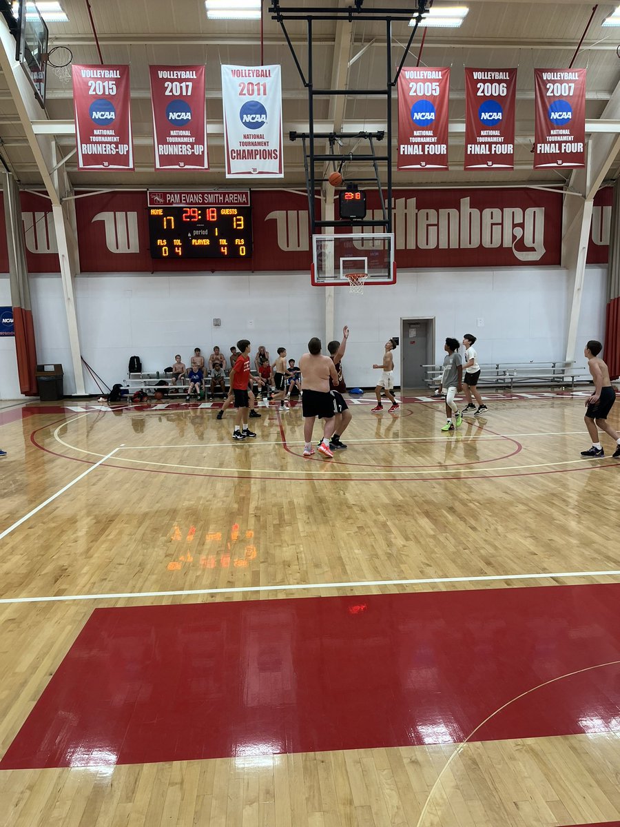 WittenbergHoops's tweet photo. 1 vs 1, 3 vs 3, and 5 vs 5 games.. working hard, competing, and getting better this afternoon at Tiger Youth Camp! 🐅#RunWittUs https://t.co/BIxhcQOuV6