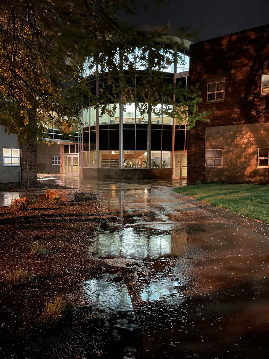 AugustanaSD's tweet image. Our campus gets pretty quiet this time of year, especially at night. 🌙

Here's a series of photos in which Daniel Compton, swing-shift custodial supervisor, captured some of that tranquility. 📸

#WeAreAU