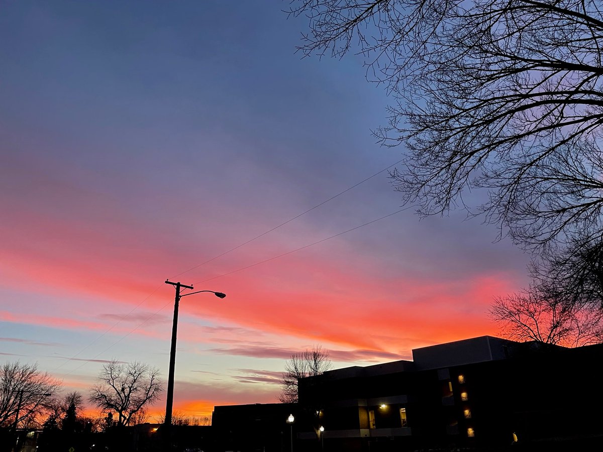 AugustanaSD's tweet image. Our campus gets pretty quiet this time of year, especially at night. 🌙

Here's a series of photos in which Daniel Compton, swing-shift custodial supervisor, captured some of that tranquility. 📸

#WeAreAU