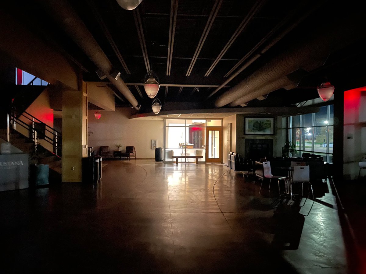 AugustanaSD's tweet image. Our campus gets pretty quiet this time of year, especially at night. 🌙

Here's a series of photos in which Daniel Compton, swing-shift custodial supervisor, captured some of that tranquility. 📸

#WeAreAU