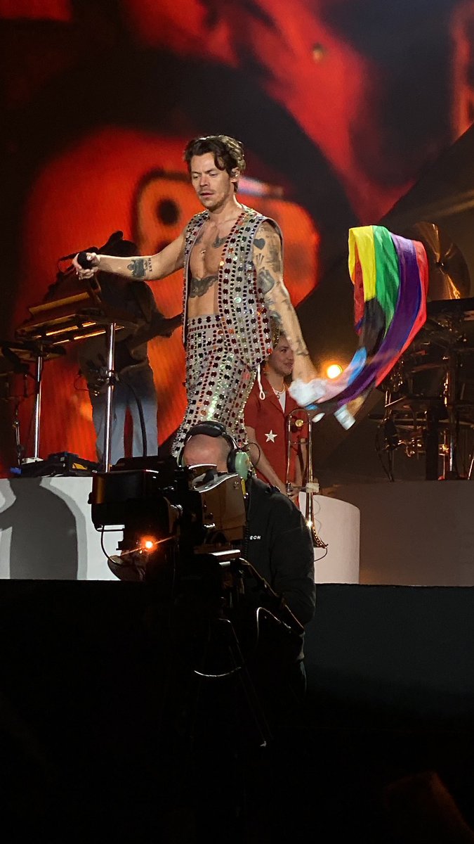 HLDTour's tweet photo. Harry raising a pride flag! 🏳️‍🌈
#LoveOnTourLisbon 
18.7.23

📸: harveysphobia https://t.co/Hgabt8uIyN